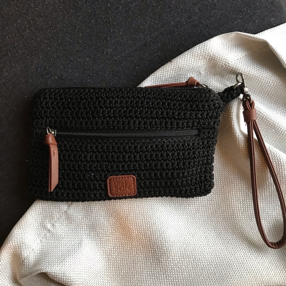 NWOT The Sak clutch & built in portable charger 🔥